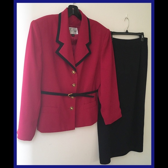 Women’s two piece fuchsia and navy blue suit - Picture 6 of 6